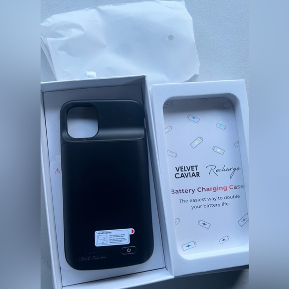 Velvet Caviar IPhone 11 rechargeable case - Picture 3 of 3